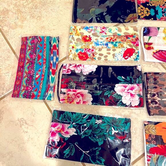 ❄️❄️CLEARANCE ❄️❄️ BRAND NEW MASKS still in bag - Picture 2 of 11